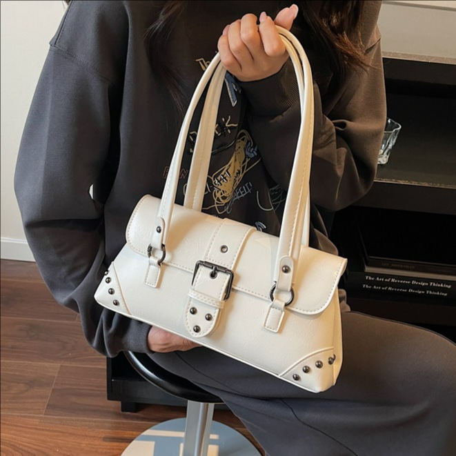 Bolso de brazo de alta sensación para mujeres 2026 nueva moda moda versátil bolso de motor remachado retro bolso de lujo ligero