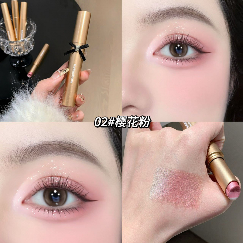 Kakashow Smart Eyes Tricolor Eye Shadow Stick es fácil de manchar con un toque de sombra de maquillaje de alto brillo.