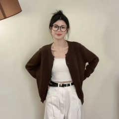 柔らかいモチモチの肌の新しい薄いニットのカーディガンの女性の韓国版のカーディガンのゆったりしている短いタイプの小さい外はセーターの上着を掛けます。