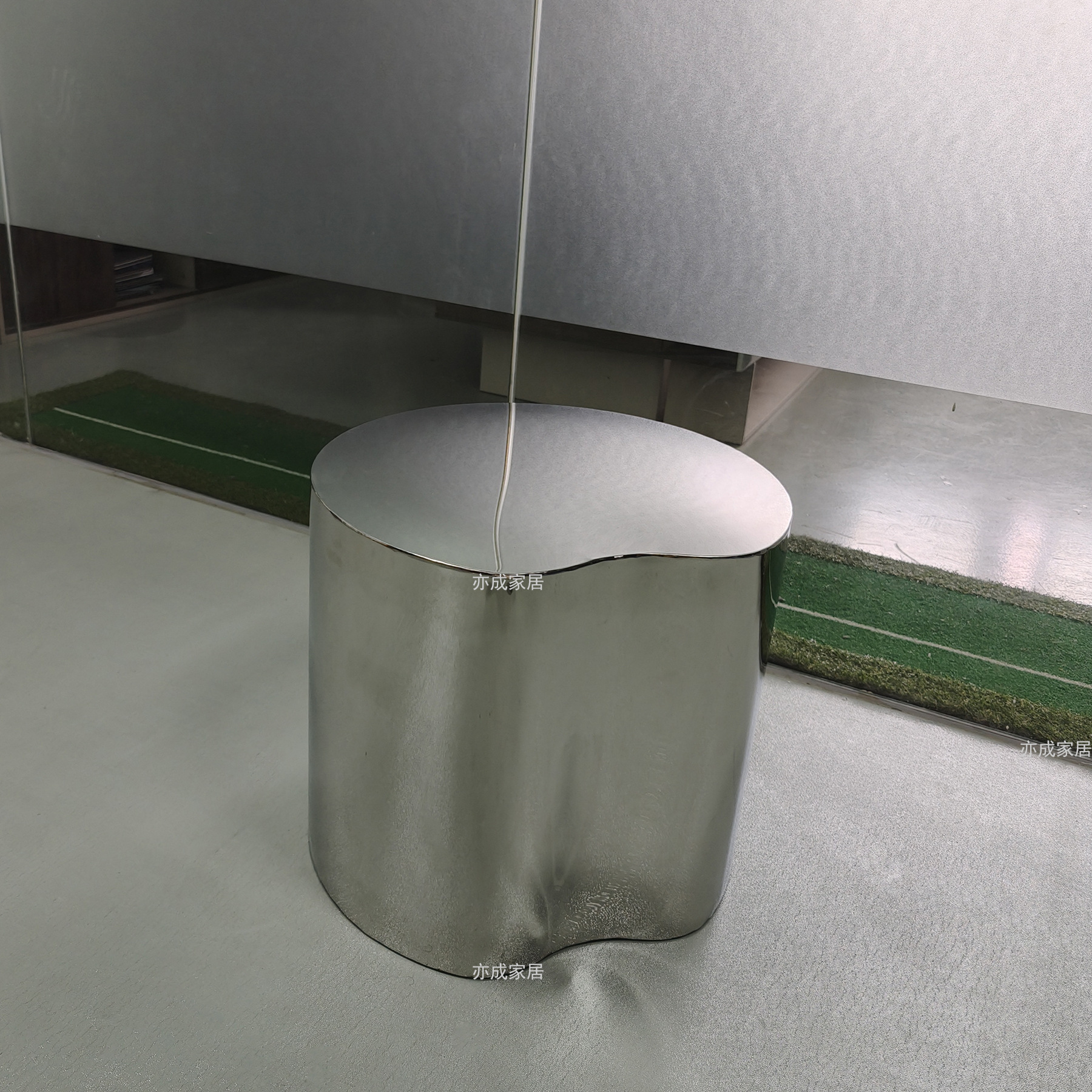 モダンライトラグジュアリークラウドコーナーテーブルイタリアのミニマリストモダンソファコンビネーションコーヒーテーブルシンプルなステンレス鋼のリビングルームサイドテーブル