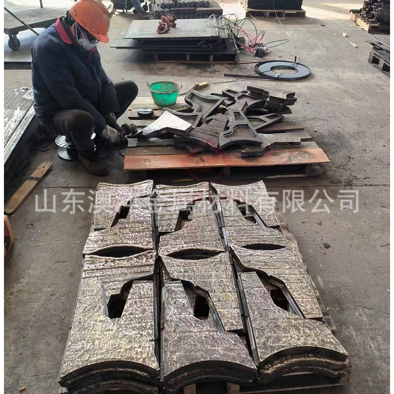 济南出售4+4堆焊耐磨板 尺寸8*1400*3400切割异形耐磨