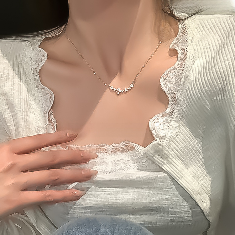 Collana con piccolo fiore in zircone Super Flash di celebrità di Internet per donna autunno e inverno luce lusso nicchia temperamento clavicola catena ins accesso corto_voghion.com