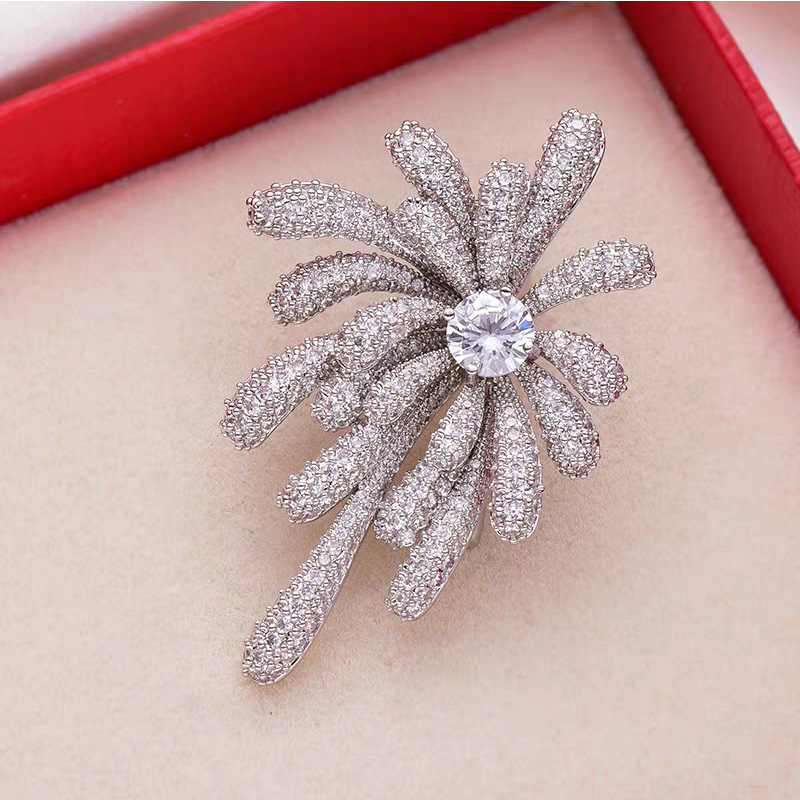 Broche feminino Blooming Beauty Romantic Fireworks, acessório sofisticado e versátil para casaco. Uma ótima opção de presente._voghion.com