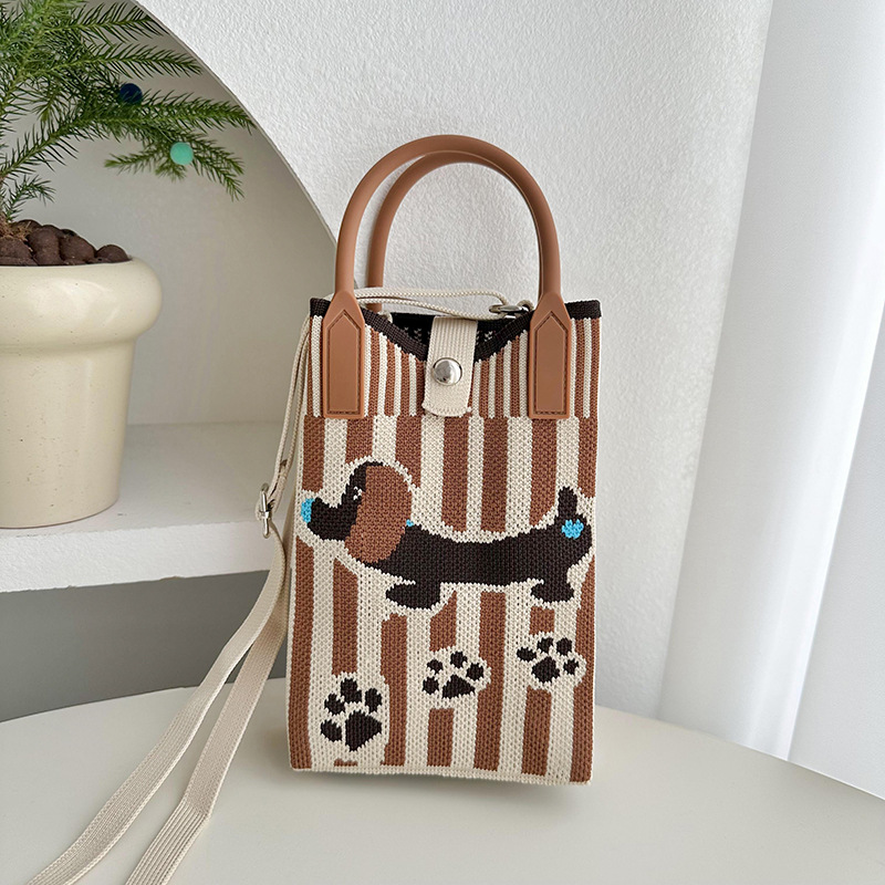 Perro salchicha a rayas de color café