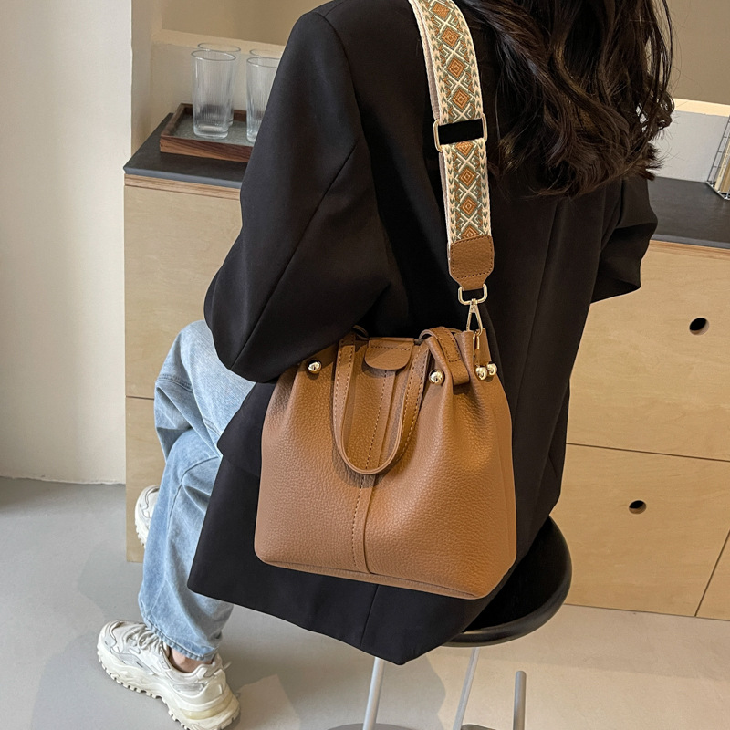 Mayorista retro bolso de cubo portátil para mujeres ventas calientes nuevo retro gran capacidad bolso de hombro simple mochila de viaje
