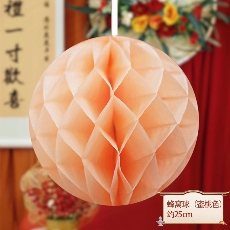 El primer aniversario del bebé decora la escena de la linterna roja, columna de panal, accesorios ceremoniales chinos.