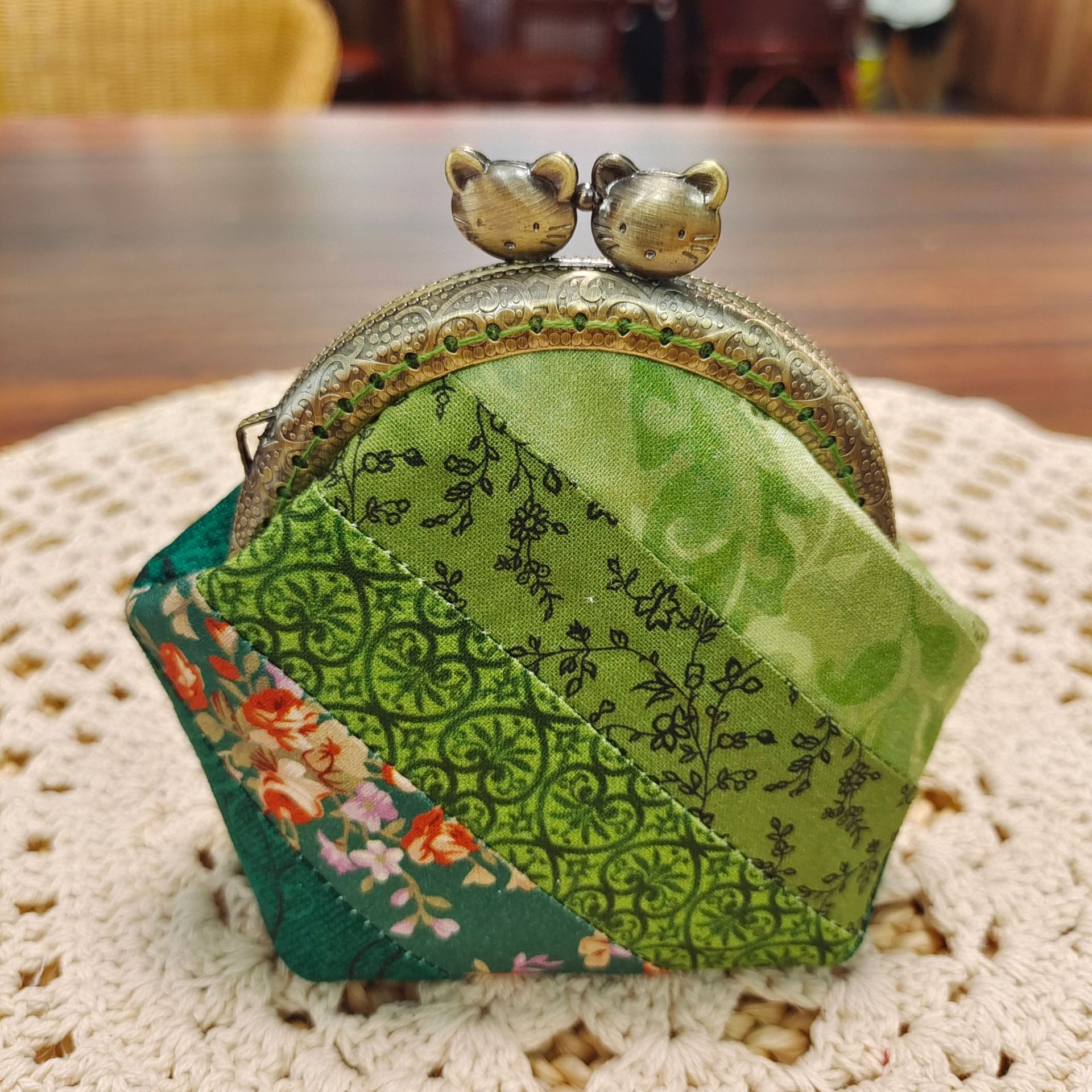 Bolsa de material de bordado bricolaje hecho a mano 8,5 boca Bolsa de Oro patchwork bolsa antigua bolsa transfronteriza inglés gato bolsa de almacenamiento