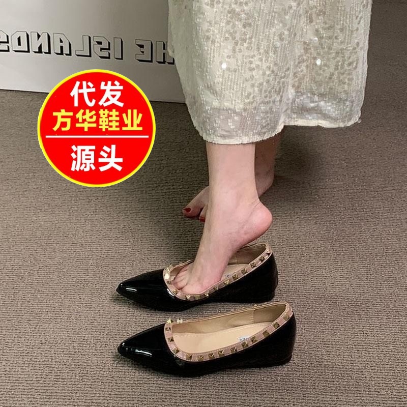 Aumentar la altura interior de los zapatos de talón pequeño de Marizhen mujeres primavera y verano de 2026 nuevos zapatos de remaches de cabeza puntiaguda y poco profunda