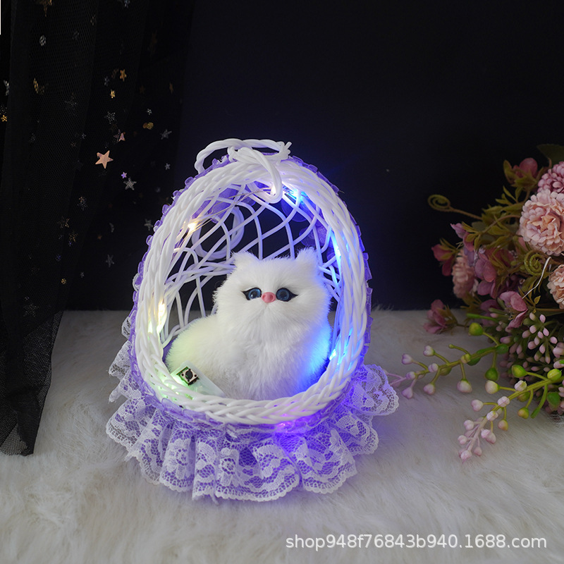 빛나는 매달린 바구니 (보라색) 는 작은 흰색 고양이라고 부를 것입니다.