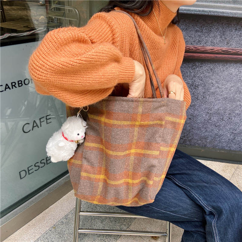 0981 Simple ins checkered woolen single-shoulder bag, hand-held cloth bag, student large-capacity shopping bag, laid-back style women's bag undefined
