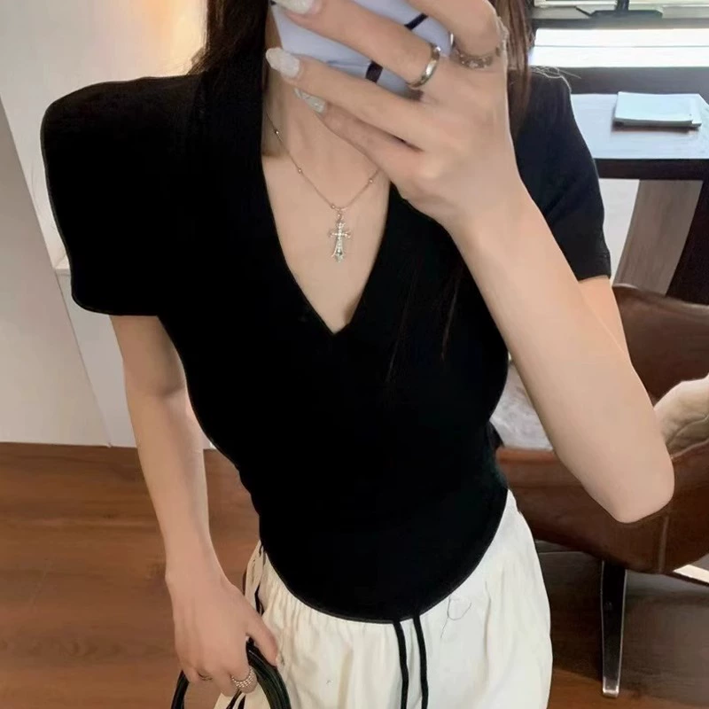 Женская футболка с короткими рукавами и мягкой подкладкой на плечах в стиле ретро American Hot Girl, летняя мода 2025 года, самый простой вариант для сочетания, повседневный тонкий плиссированный топ с v-образным вырезом