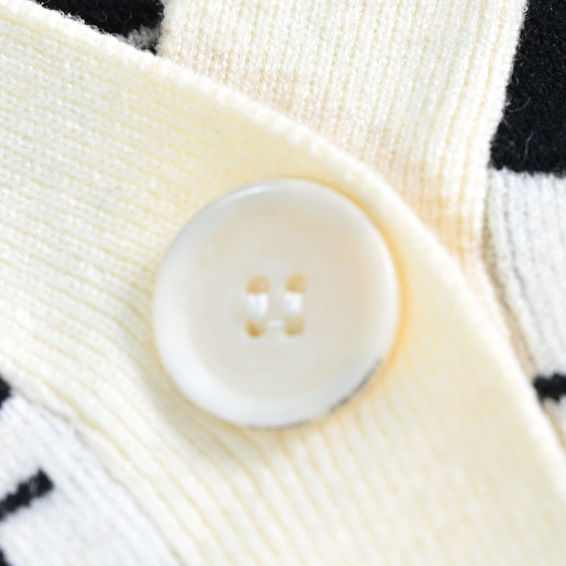 Siqi Women's Clothing 11/11 American Single Wool Yarn-Dyed Full Letter V-Neck Buttoned Knitted Cardigan