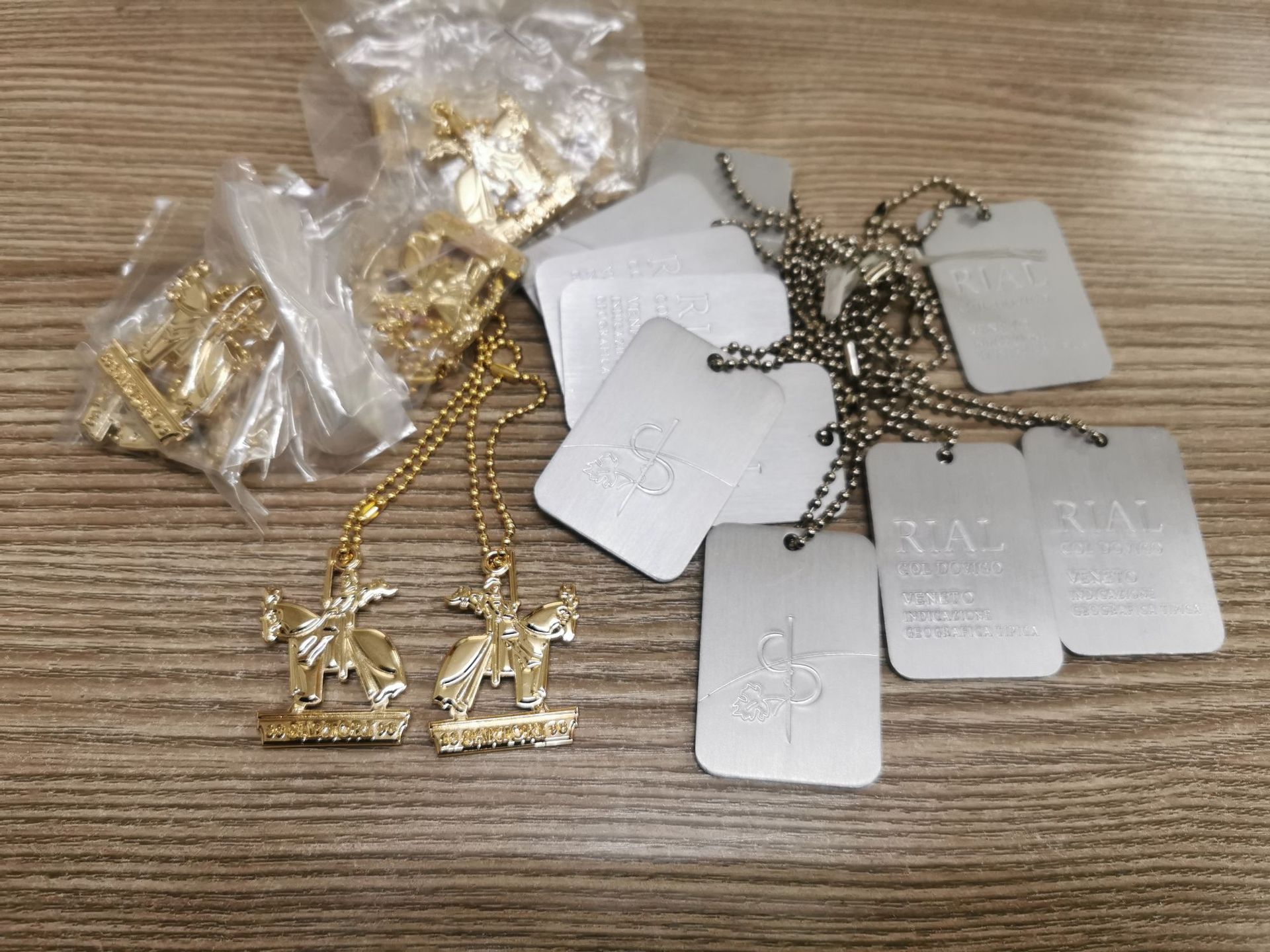 厂家直供酒标吊牌标签梦M6金属标牌酒瓶塑料管件铝牌