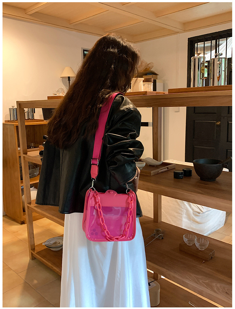 Femmes Moyen PVC Faux Cuir Couleur Unie Vêtement De Rue Chaîne Boucle Magnétique Sac Bandoulière display picture 20