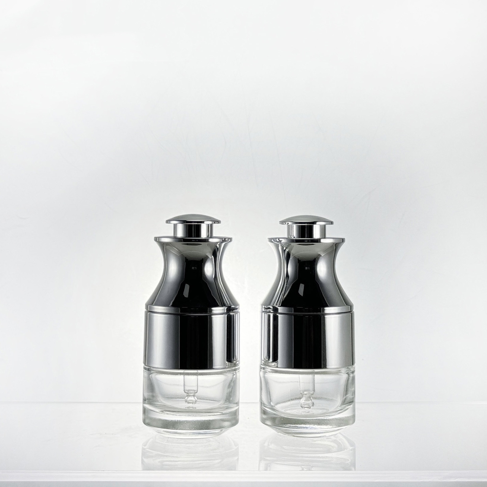 Spot nuevo estilo 30ml manga de hombro cuentagotas botella de aceite esencial de esencia de prensa portátil botella de vidrio cosmético
