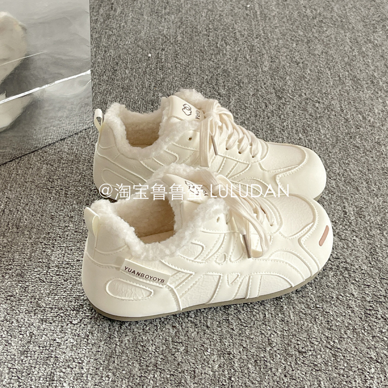 Zapatos deportivos de capacitación deportiva de terciopelo caliente para niños y niñas, zapatos blancos calientes de invierno de 2025 zapatos deportivos de suela baja para mujeres