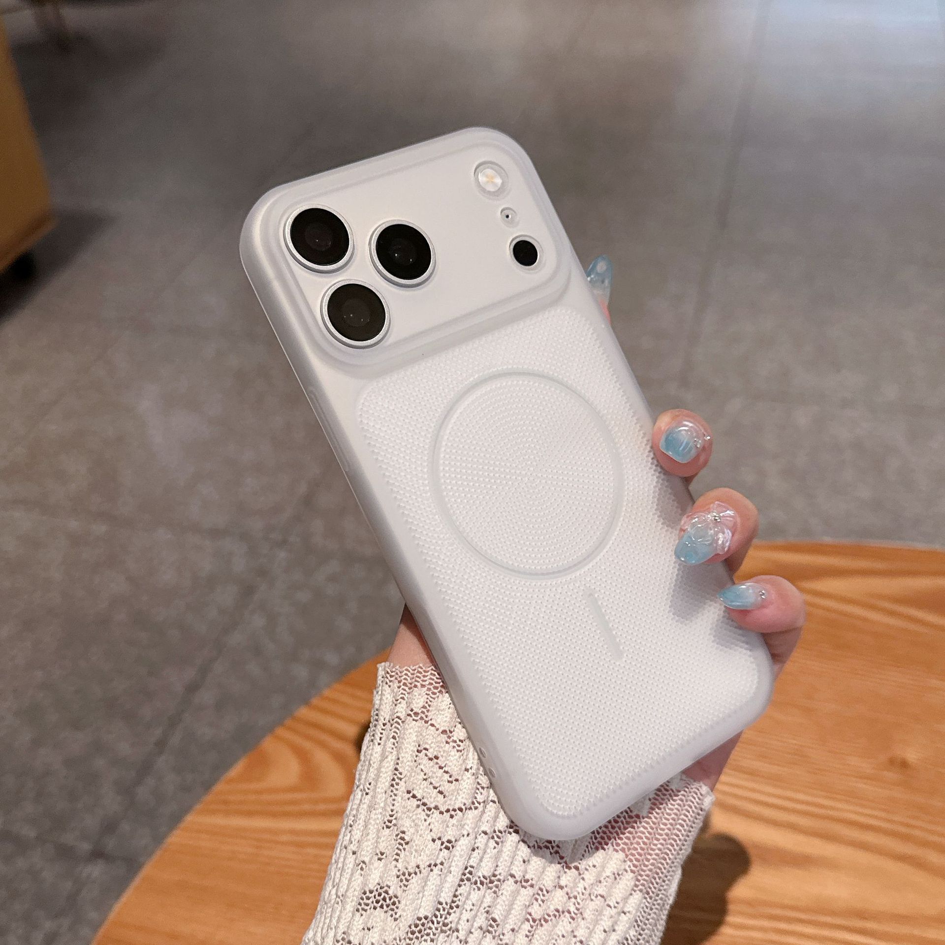 Funda de Malla Transpirable para iPhone 17 de Silicona, Disipación de Calor image 4
