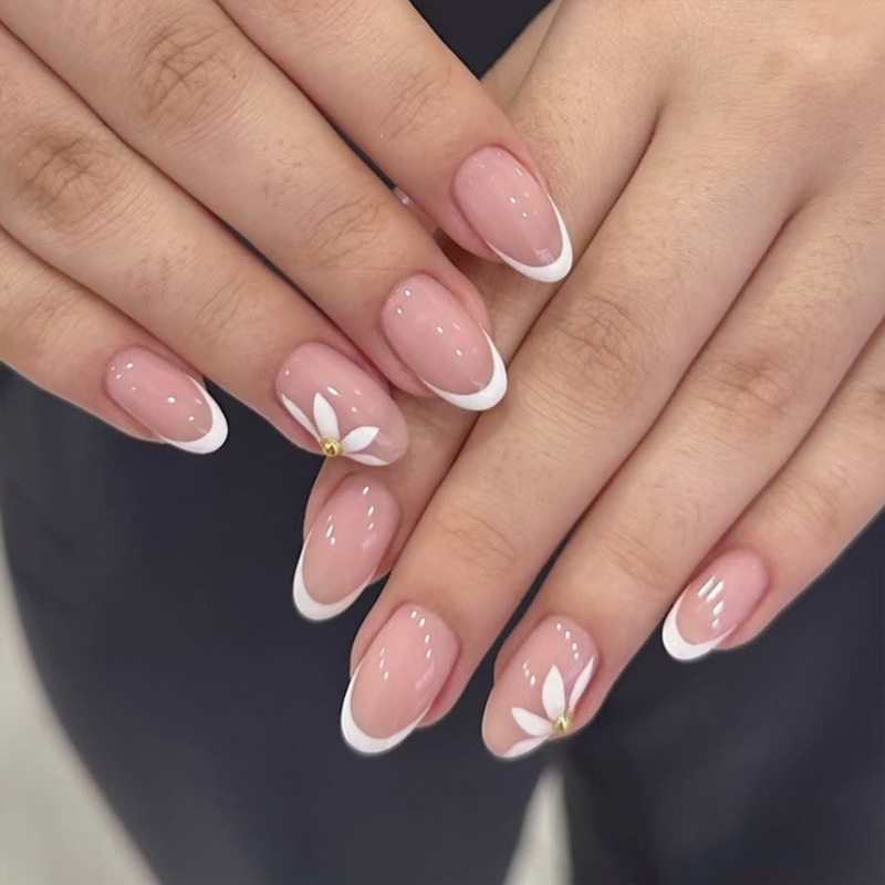 Simple and Fresh Summer White Flower Press-On Nails, Short Round Wearable Nail Tips, Wholesale