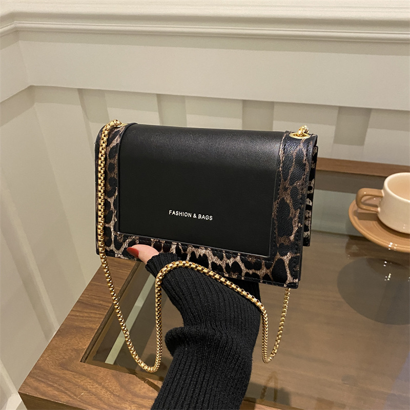 Bolso femenino de un solo hombro 2024 nuevo estilo con estampado de leopardo, mini bolso cuadrado pequeño, temperamento de moda, bolso de mensajero de nicho de moda