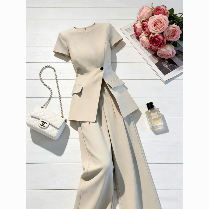 Qadın nazik yaylıq kostyum dəsti — şort ətəkli blazer və şalvar