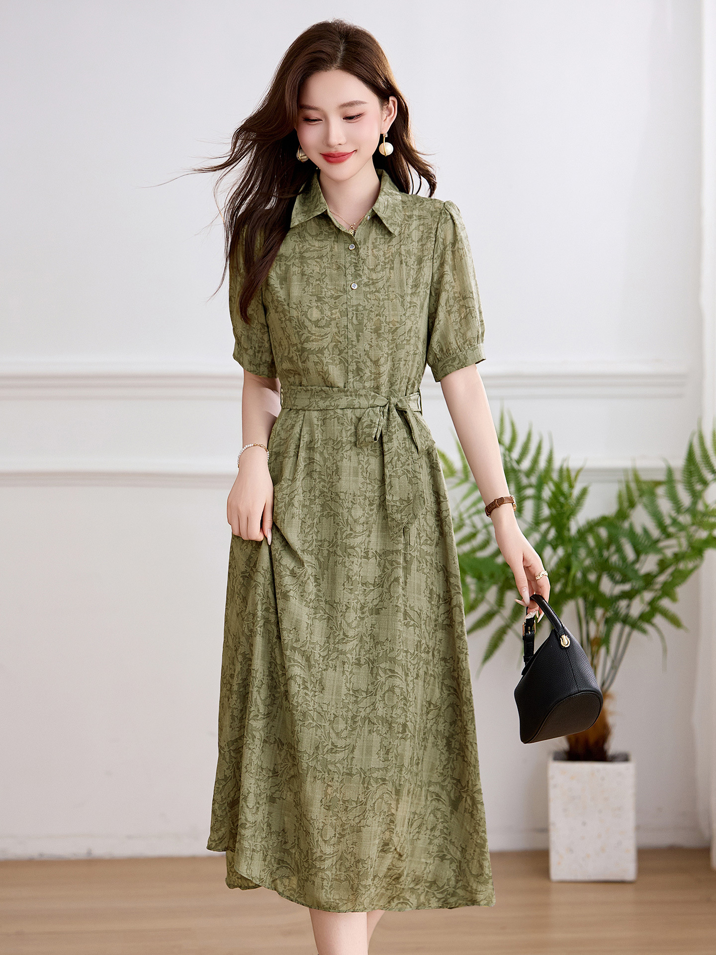 Đầm suông midi cổ bẻ họa tiết hoa nhí thiết kế dây buộc eo — xanh lá cây, màu xám
