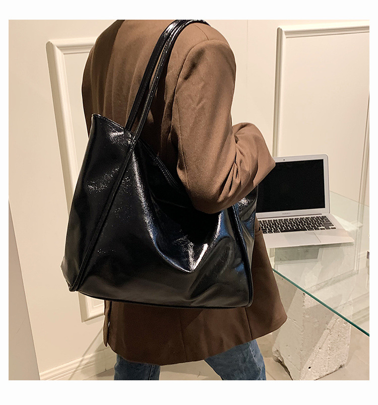 Soft Leather Big Handbag New 2021 Fall Winter Fashion Retro Shoulder Commuter Work Women's Bag Solid Color Tote Bag display picture 6