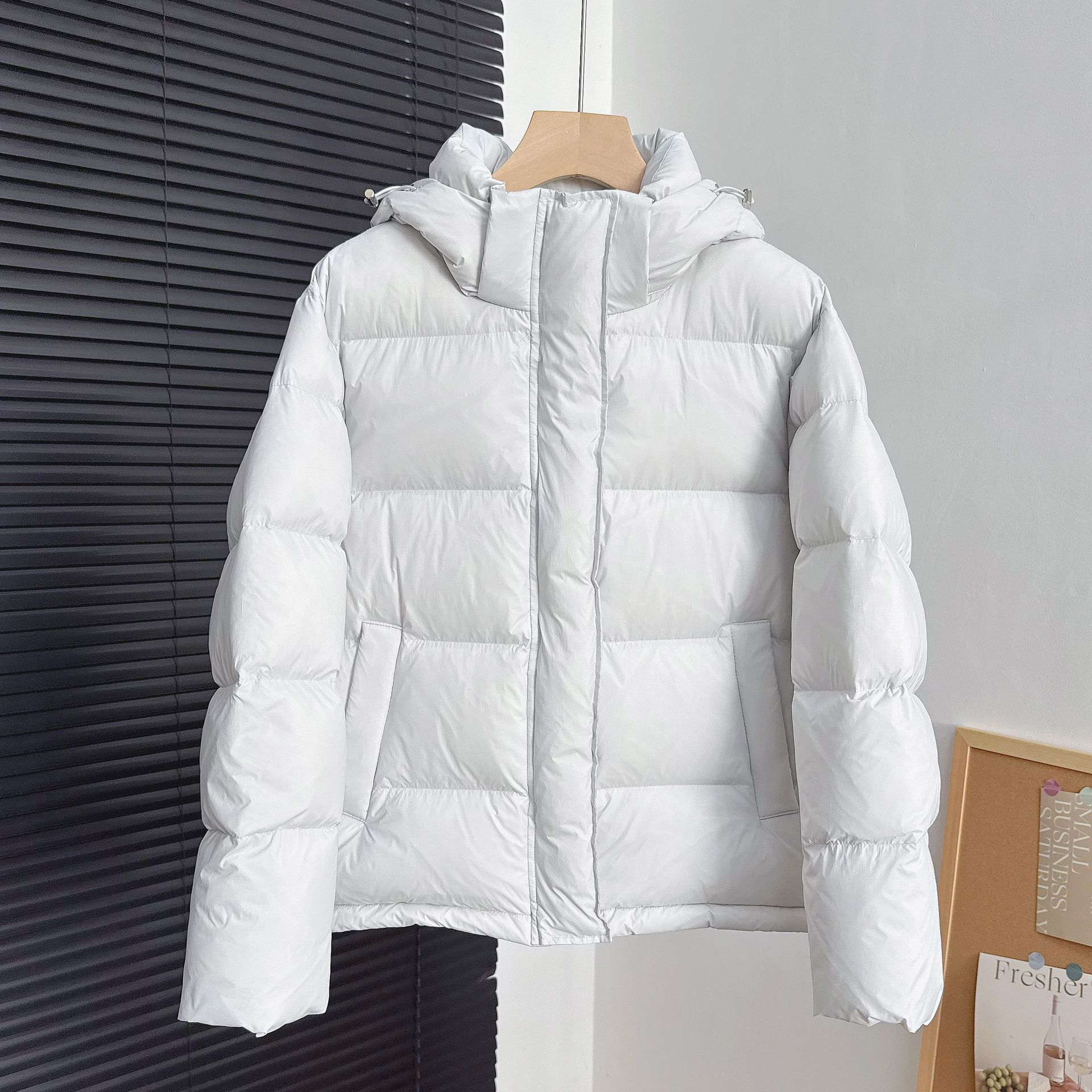 2025 Winter New Style 95% White Duck down Short down Jacket for Women with Detachable Hat, Thickened and Warm Coat for Petite Figures