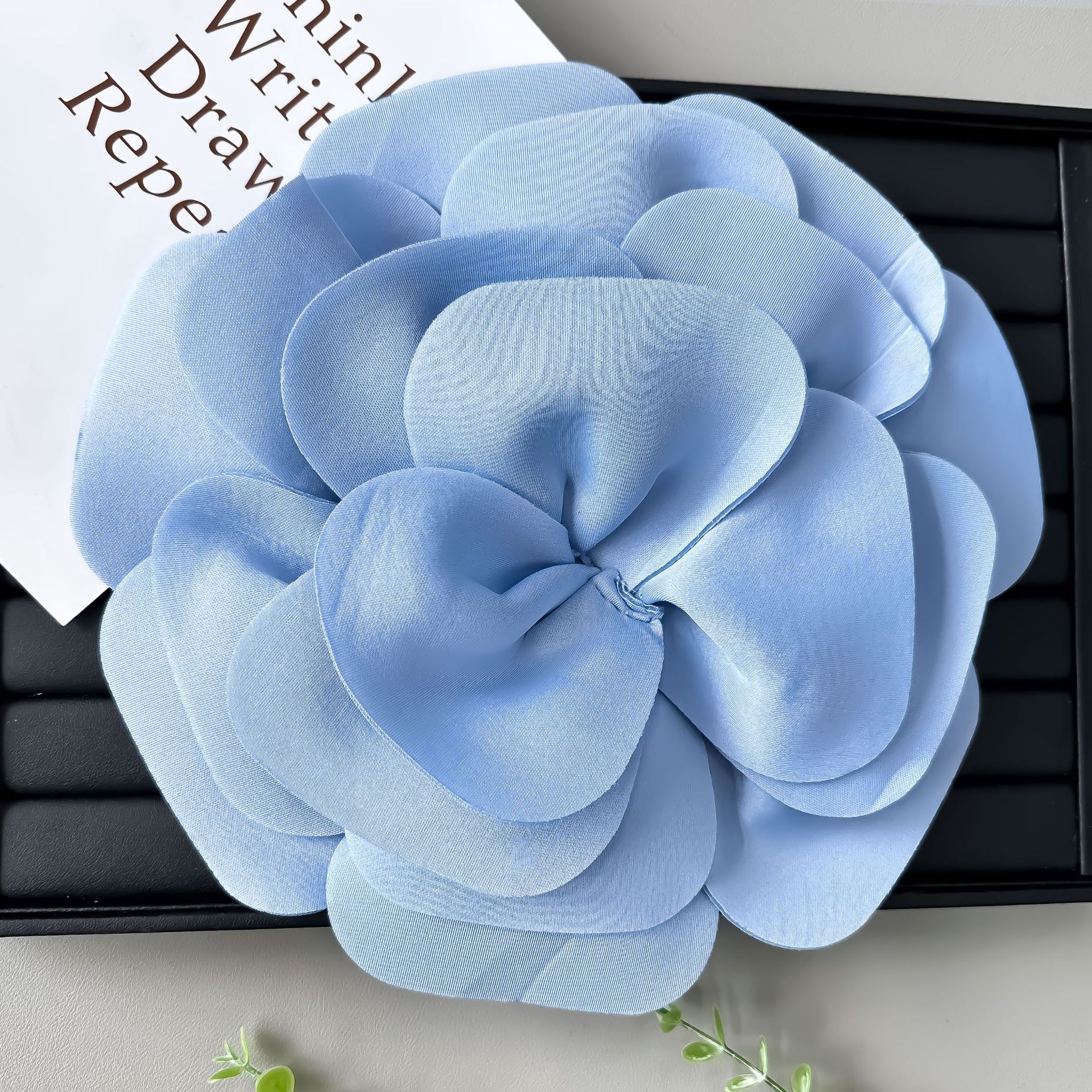 Nuevo corsage de flores tridimensional versátil en tela, accesorios para vestidos de novia, disfraces de espectáculo, trajes de baile y decoraciones cosidas a mano.