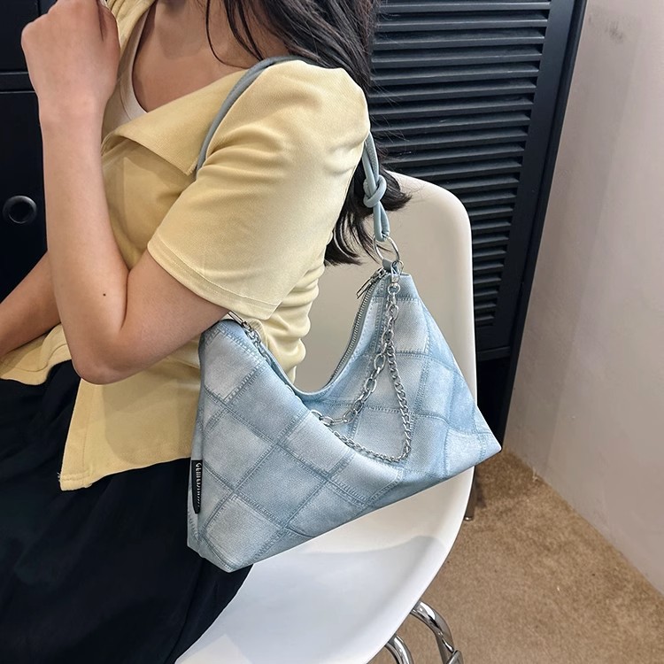 A niche canvas bag with a large capacity for women, a trendy 2023 new style for work, commuting, and student classes, a single-shoulder underarm tote bag undefined