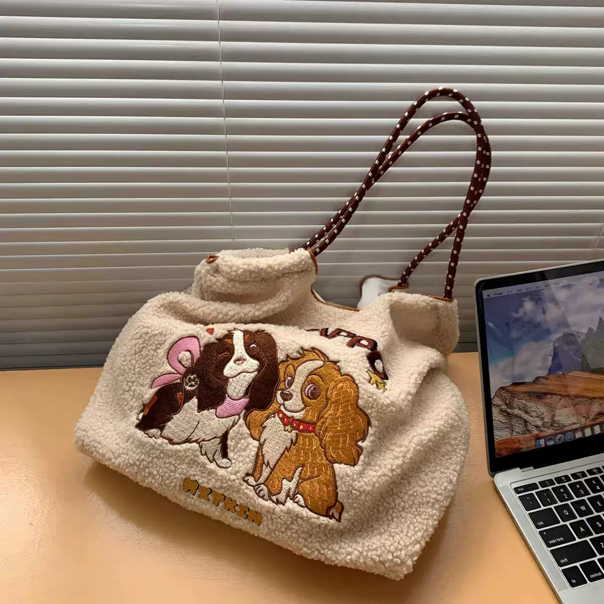 2024新款包包女生狗狗刺绣购物袋羊羔绒大容量包斜挎包单肩包