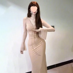 法式辣妹设计感V领褶皱收腰喇叭袖连衣裙女2025秋季新款高级长裙