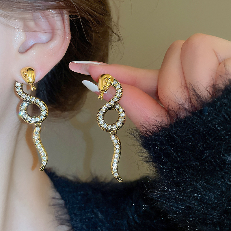 Boucles d'oreilles à tige en serpentine torsadée sertie de diamants pour la personnalité et le design des femmes_voghion.com