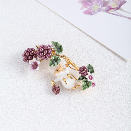 Wholesale European and American Decorative Items: Hand-painted Enamel Colorberry Tree Strawberry Flower Green Leaf Elegant Pin Mixed Batch
