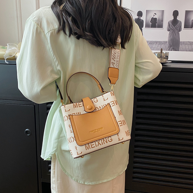 2023 Autumn New Live Broadcast Good Large Capacity Women's Single Shoulder Crossbody Bag Letter Retro Wide Shoulder Strap Bag for Women_voghion.com