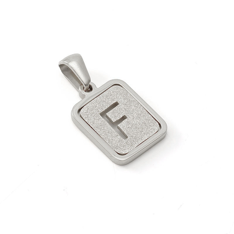 Nueva moda de acero inoxidable letra inglesa colgante de fábrica al por mayor carta prensada en arena titanio acero 18K Commuter todo partido