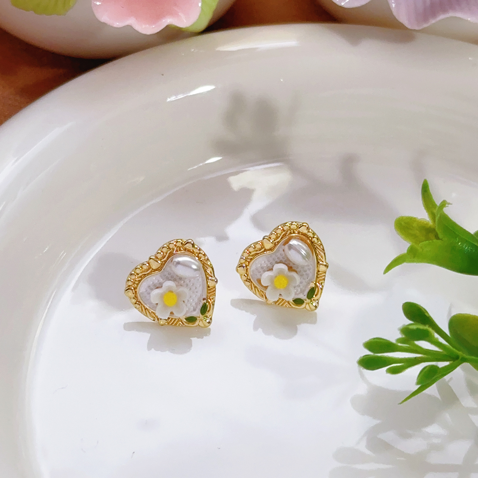 Pendientes de perlas Zhuji, temperamento blanco francés, pendientes antiguos, desplazamientos diarios, lujo ligero, joyería de orejas de alta gama al por mayor