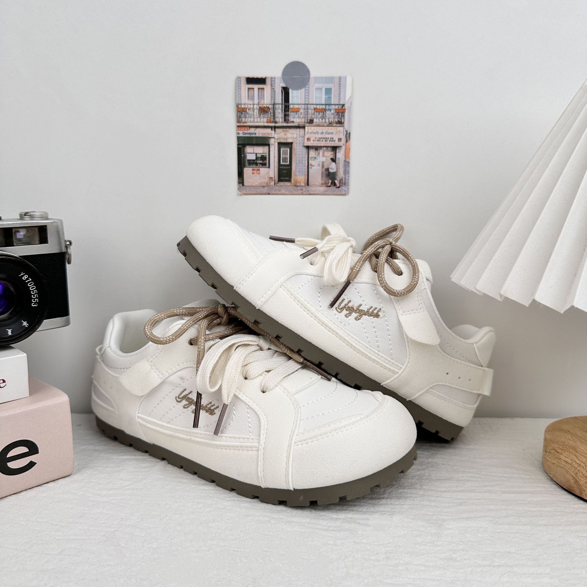 Zapatos de entrenamiento de niñas de verano de 2025 nuevos modelos de explosión con falda casual zapatos de skate pequeños zapatos blancos