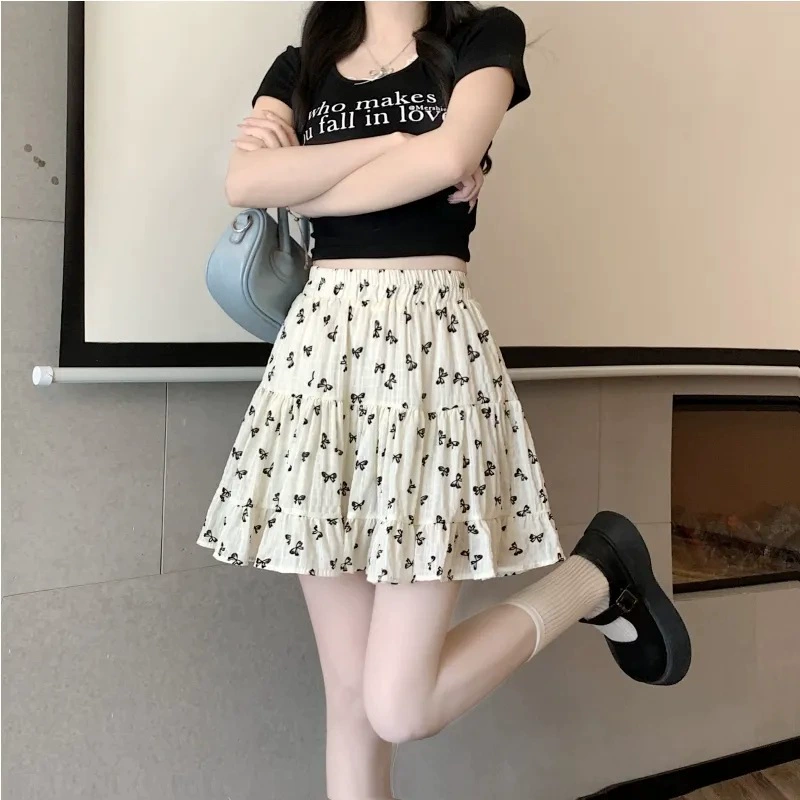 2025 новый летний стиль, короткая юбка с цветочным принтом, утягивающая юбка, миниатюрная юбка трапециевидной формы, уменьшающая возраст, свободная торт