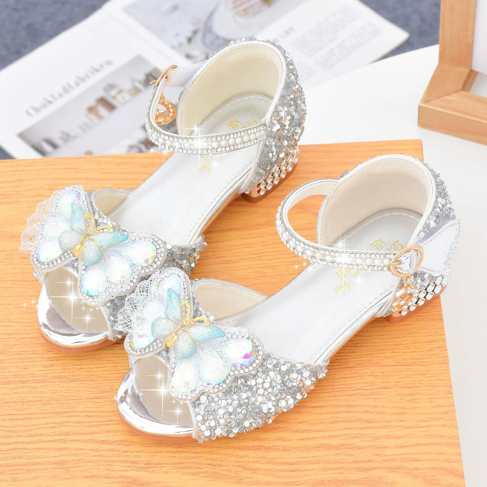 Обувь принцессы для девочек, новинка 2022 года, летняя детская обувь, маленькие сандалии на высоком каблуке, детская обувь с мягкой подошвой, большая детская обувь