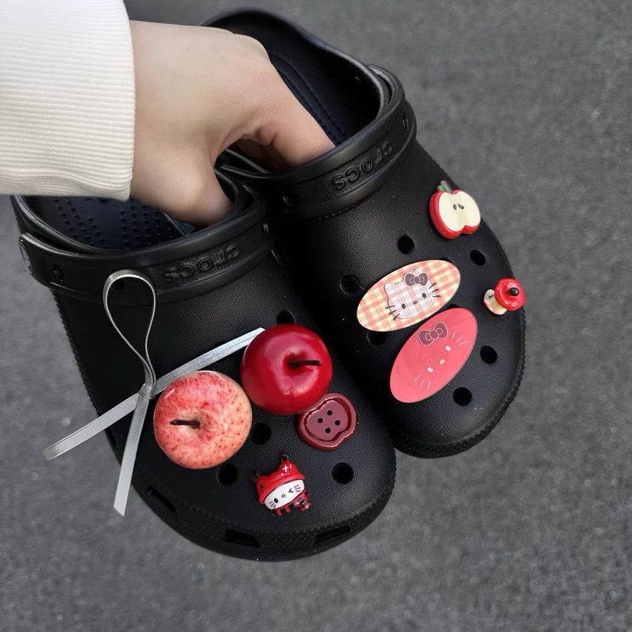 Serie Apple ~ Verano nuevo estilo lindo rojo manzana dibujos animados zapatos con agujeros zapatos flor diy adornos desmontables