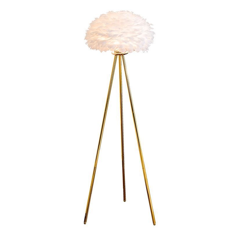 Lámpara de escritorio de plumas triangulares dormitorio en la cabecera de la cama de la niña, simple y creativo, lámpara de noche moderna, decoración cálida de la nueva casa