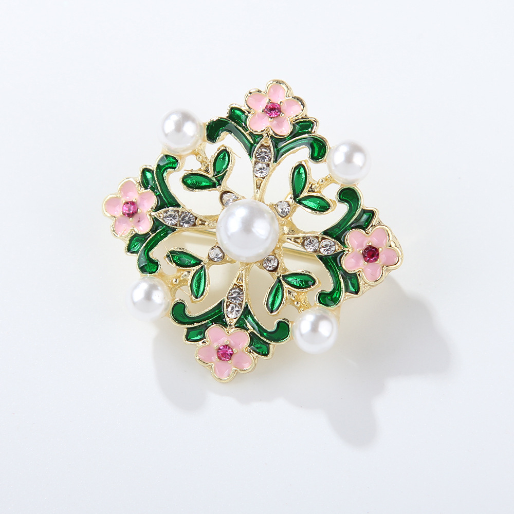 Pärlbrosch i palatsstil med blomsterdesign elegant nålaccessoar_voghion.com