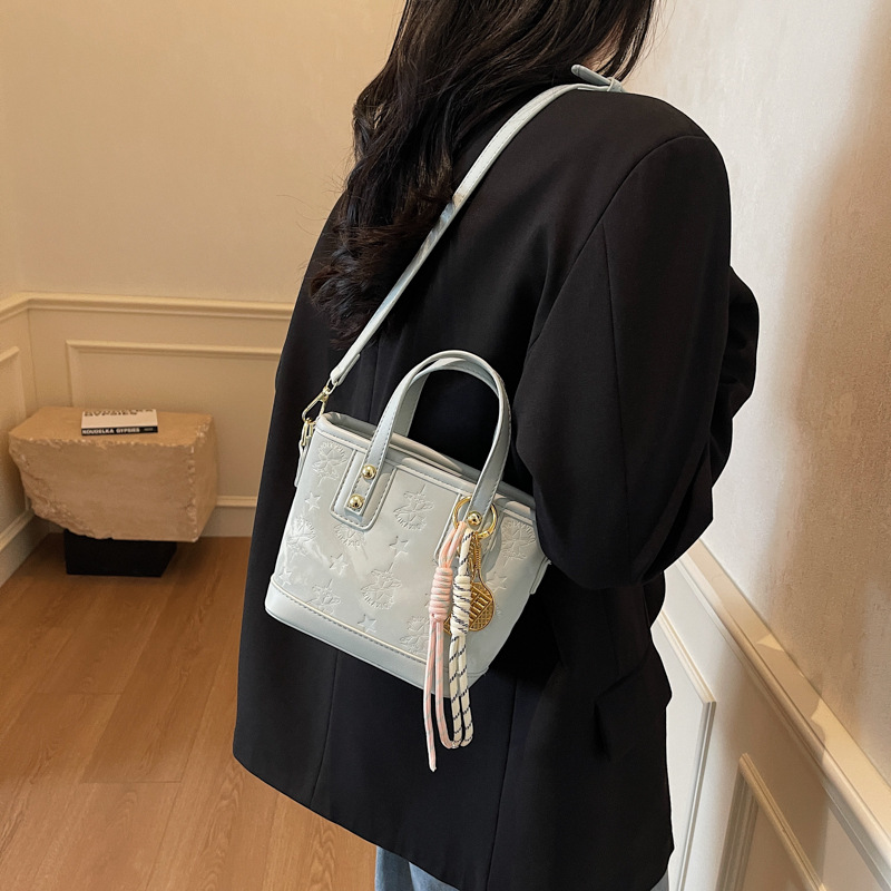 Bolso de mano/bucket bag de moda coreana 2025 para mujer, diseño con relieve, textura de alta gama, versátil, también cruzado