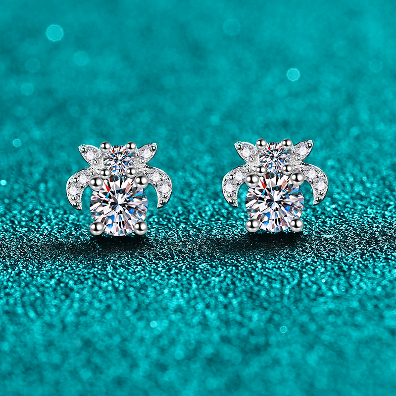 Brincos femininos de prata esterlina S925 com moissanita na cor D, modelo Xindeyi, com design delicado e personalizado. Um presente simples e perfeito para o dia a dia ou para ocasiões especiais. Ideal para presentear sua melhor amiga._voghion.com