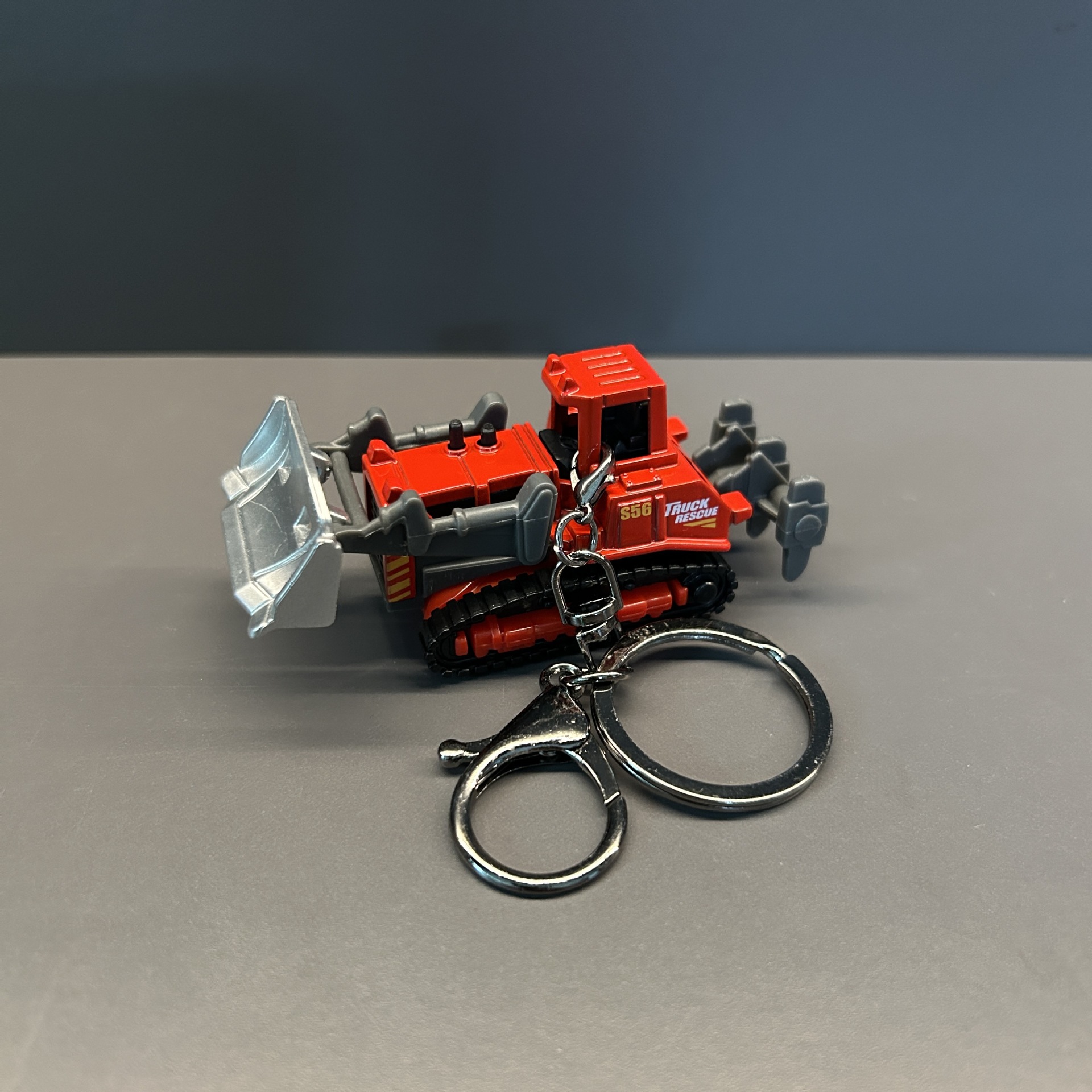 Mini camión de agua contra incendios excavadora modelo de aleación de deslizamiento llavero mochila colgante carro llavero pequeño regalo