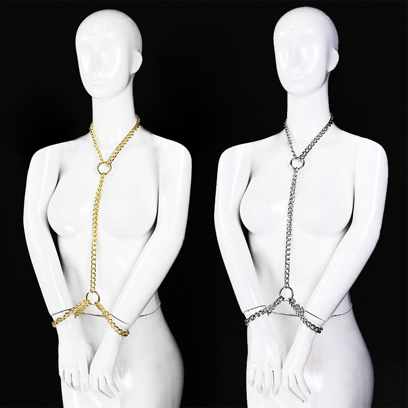 Tienda de la fábrica al por mayor juguetes sexuales esposas de cadena de hierro revertir volver cuff juguetes vinculante hebilla de mano pulsera accesorios de rendimiento comercio exterior