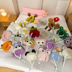 ハムスターの帽子の金の熊のミニ帽子のぬいぐるみの手のフックのペットの小さい帽子は冬のかわいい帽子を飾ります。