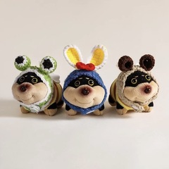 新品ニットウールキャップぬいぐるみハチの子犬のぬいぐるみのストラップが可愛いins風カップルのキーホルダーに飾られています。