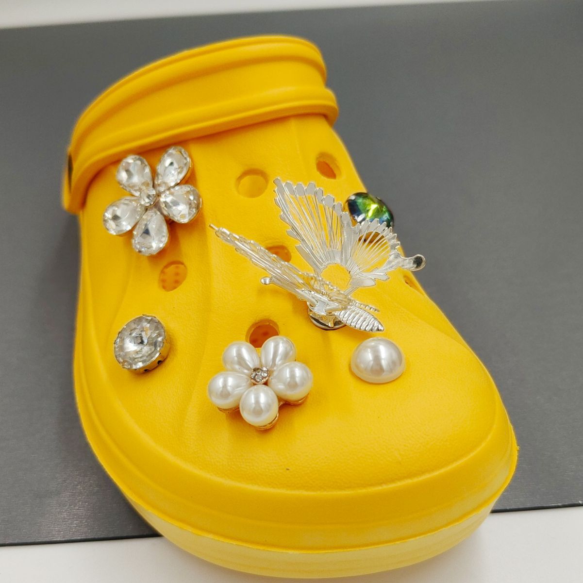 Abalorios para zapatos Croc en existencia con decoraciones de mariposas florales, accesorios de estilo punk de metal para zapatos de jardín, accesorios para zapatos Croc.