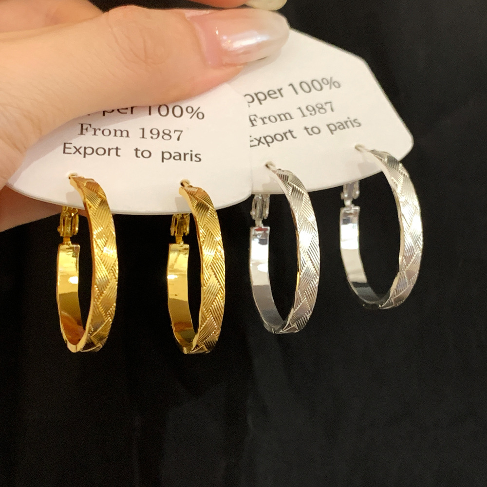 Fashionable and Simple Irregular Diamond-Shaped Earrings for Women, with an Exaggerated and Elegant Design, Light Luxury, High-End Feel, and Sophisticated Ear Jewelry